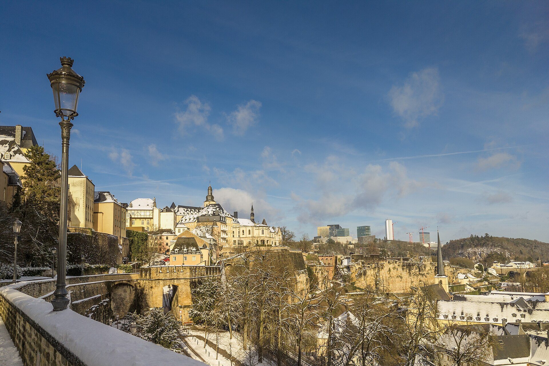La vieille ville et le Grund à Luxembourg-Ville sous un ciel bleu
