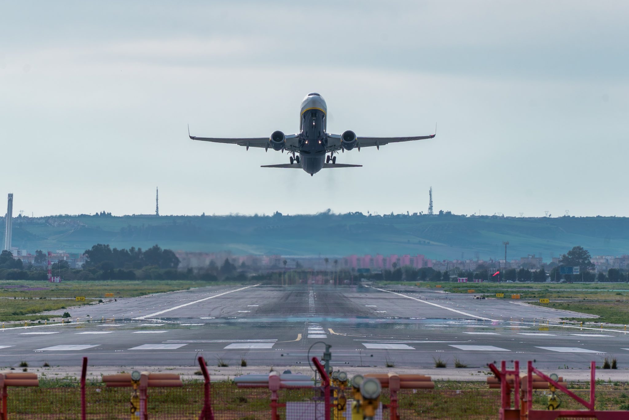 Un avion qui décolle d'une piste