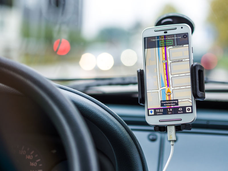 Smartphone showing a route, mounted in a car