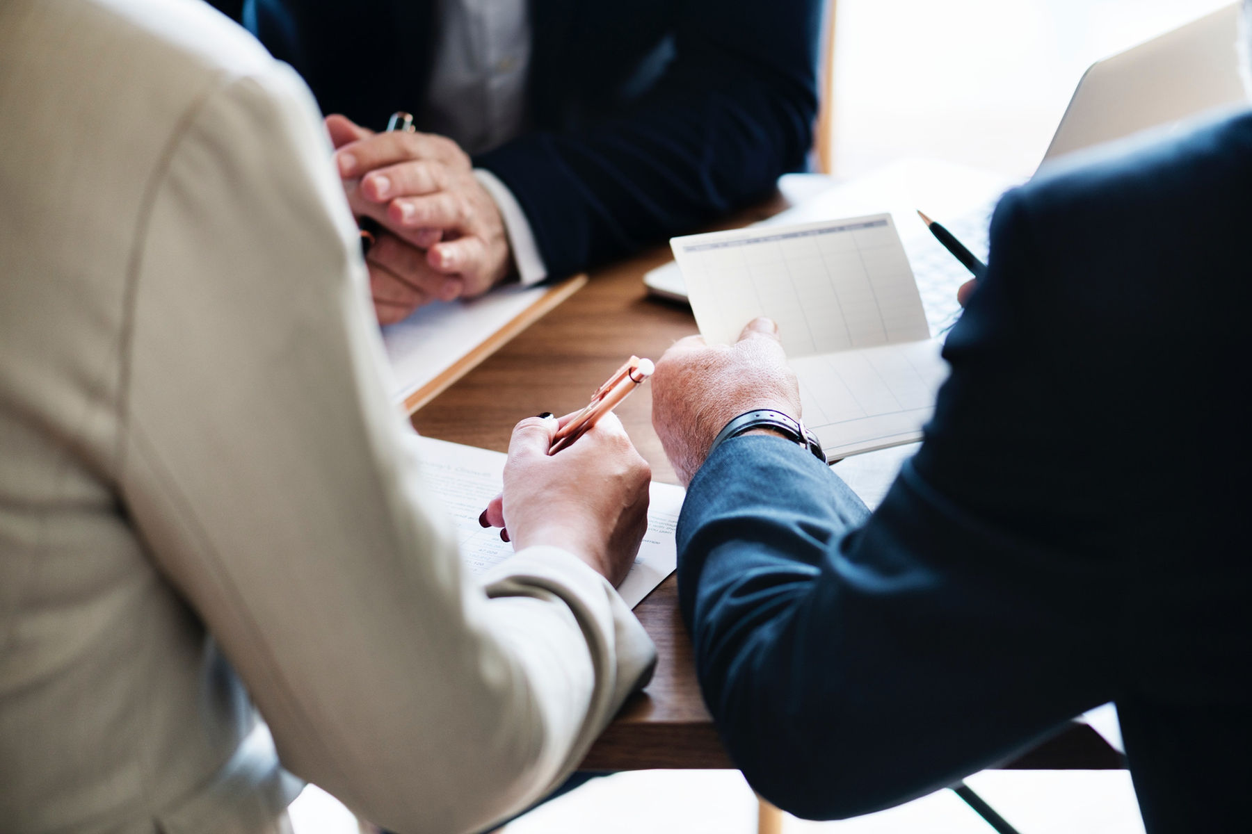 Réunion de travail autour d'une table avec des documents